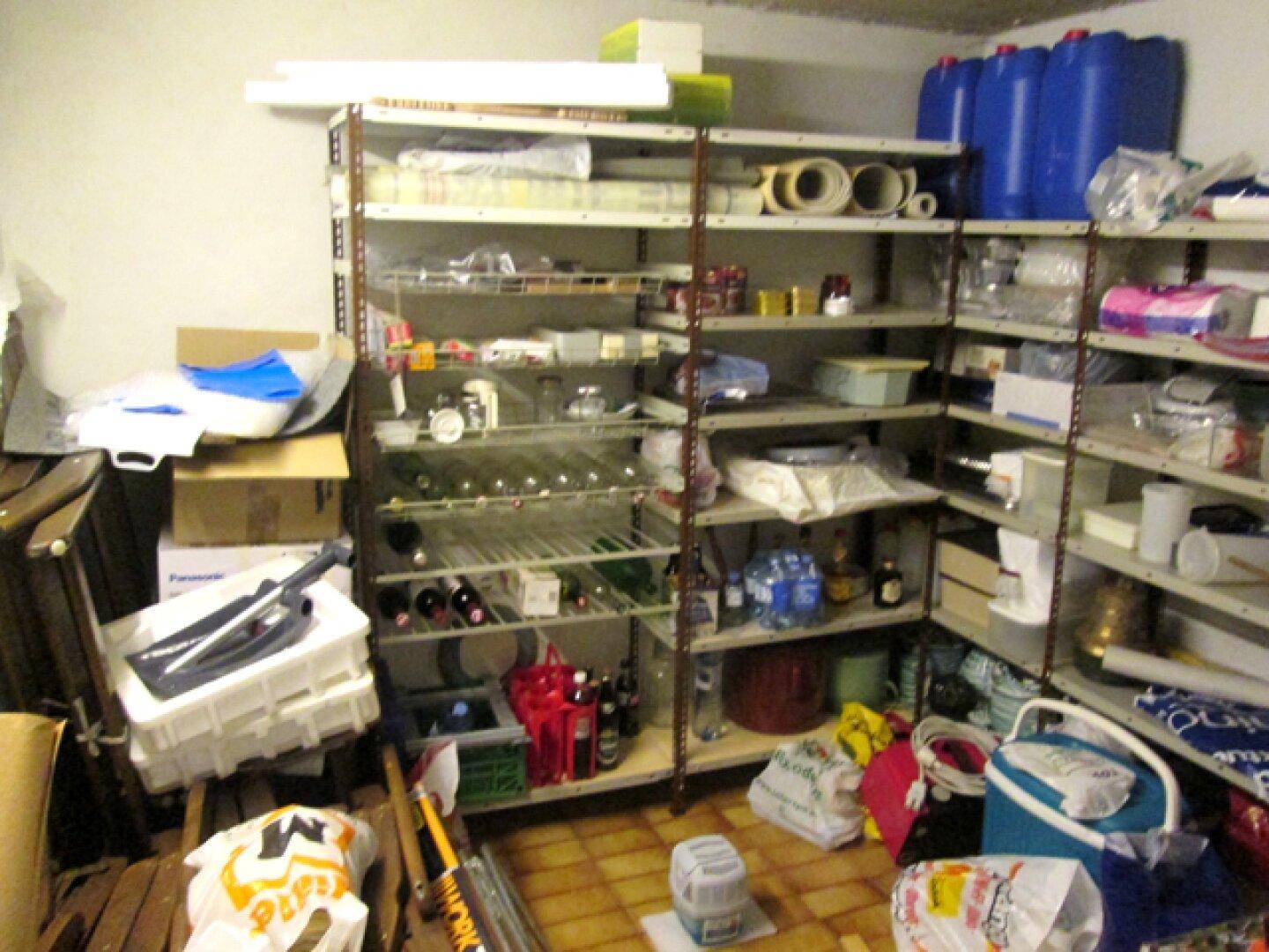 Kellerraum mit umfangreichen Regalen, gefüllt mit Vorräten und Haushaltsartikeln.