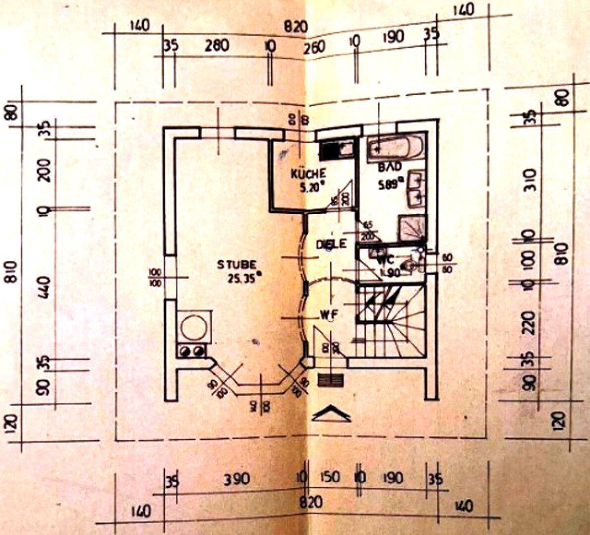 Grundriss des Erdgeschosses mit Küche, Stube, Bad und Diele.