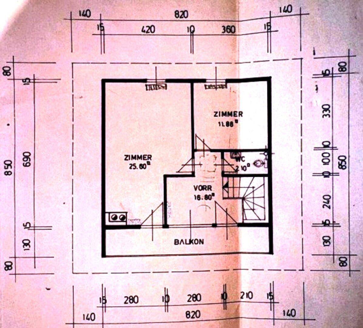 Grundriss des Obergeschosses mit zwei Zimmern, Vorraum, WC und Balkon.