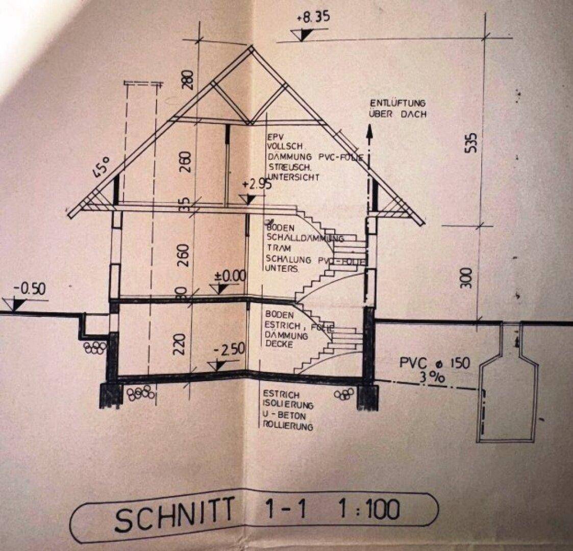 Schnittansicht des Gebäudes mit Dachneigung, Geschosshöhen und Treppenverlauf.
