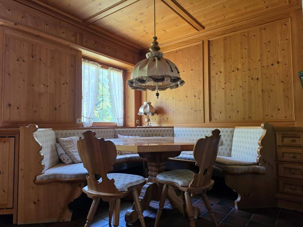 Gemütlicher Essbereich im alpenländischen Stil mit Holztäfelung, Eckbank und passenden Stühlen.