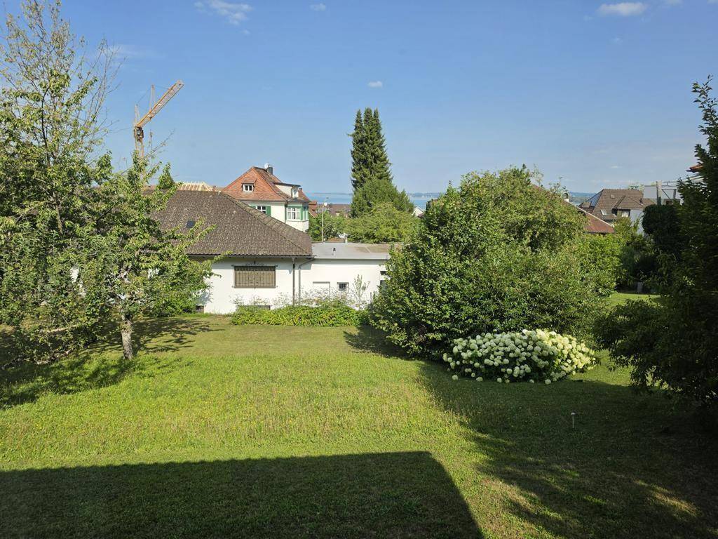 Geräumige Garage mit Werkzeugen, Rasenmäher und direktem Zugang ins Freie.