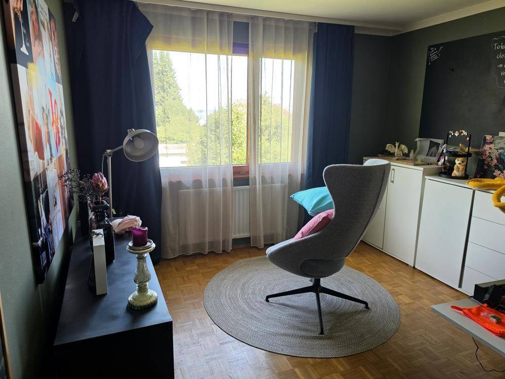 Großer, gepflegter Garten mit Rasenfläche, Bäumen und Fernblick auf den See.