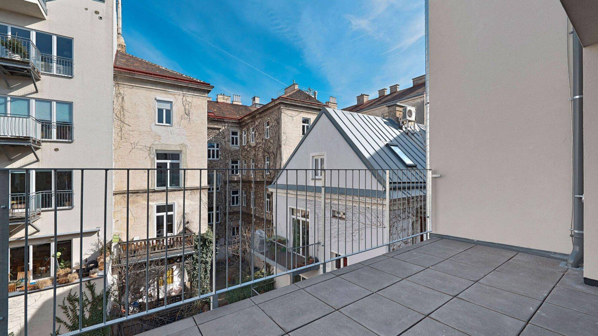 Balkon mit Blick auf den Innenhof und die umliegenden historischen Gebäude der Stadt.