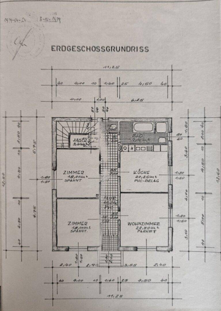 Detaillierter Grundriss des Erdgeschosses mit Aufteilung in Zimmer, Küche und Badezimmer.