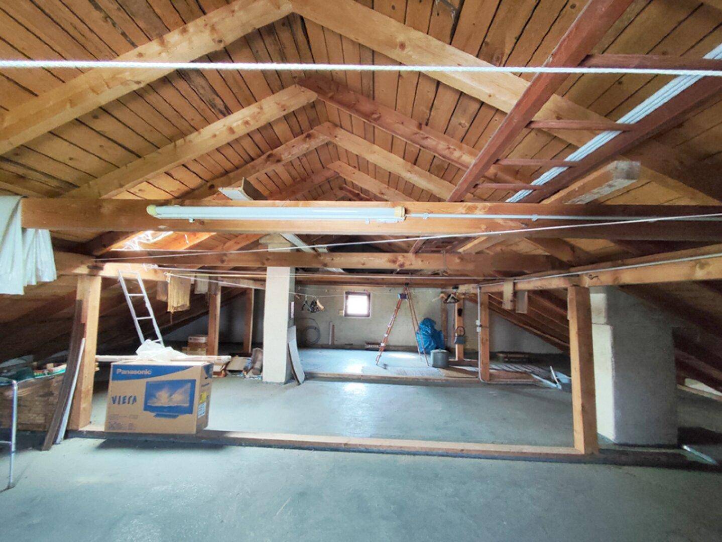 Unausgebauter Dachboden mit sichtbaren Holzbalken und viel Potenzial.