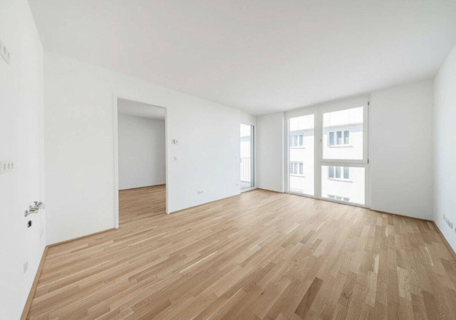 Geräumiges, helles Wohnzimmer mit Eichenparkett und großen Fenstern, die viel Licht spenden.