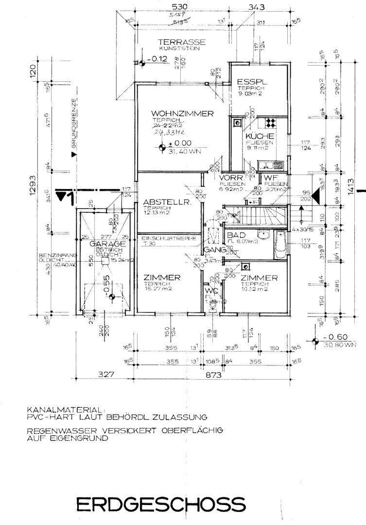 Grundriss des Erdgeschosses mit Raumaufteilung, Maßen und der Lage von Wohnzimmer, Küche und Garage.