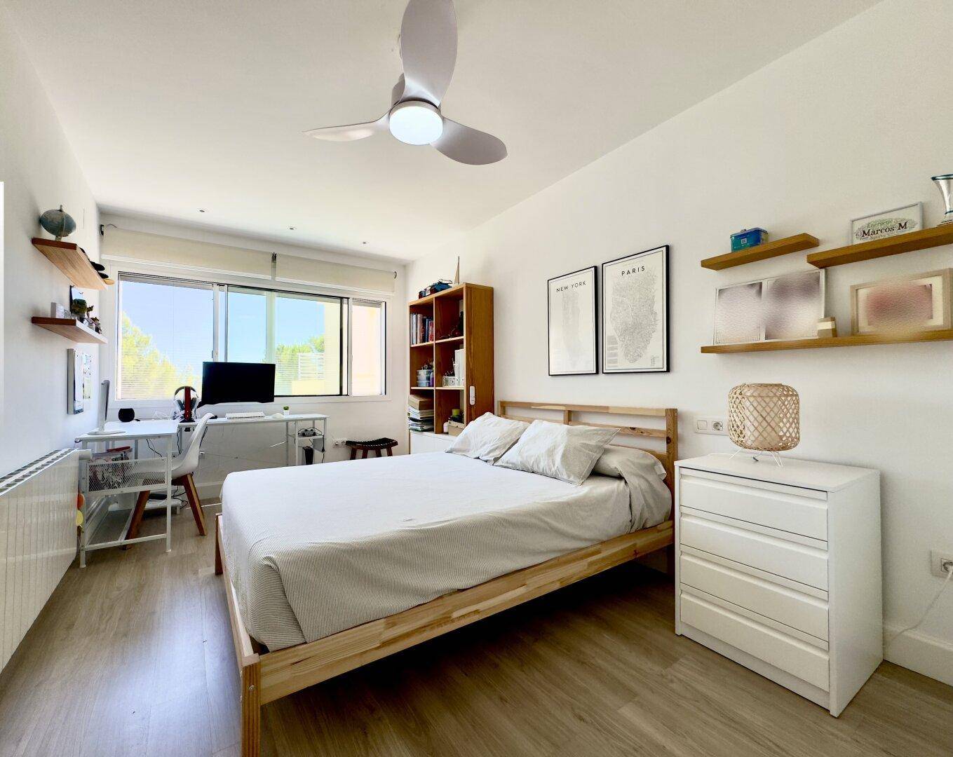 Schlafzimmer mit Bett, Schreibtisch und Bücherregal, ideal als Jugend- oder Gästezimmer.