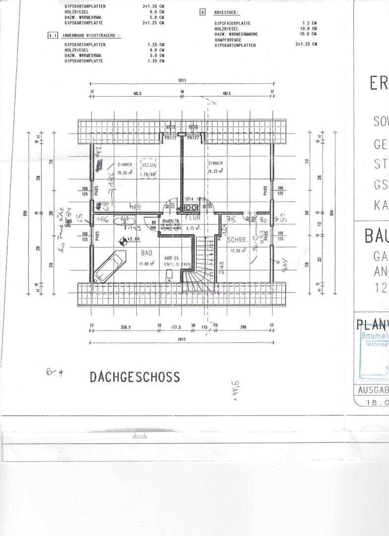Grundriss des Dachgeschosses mit Schlafzimmern, Flur und Badezimmer inklusive Badewanne.