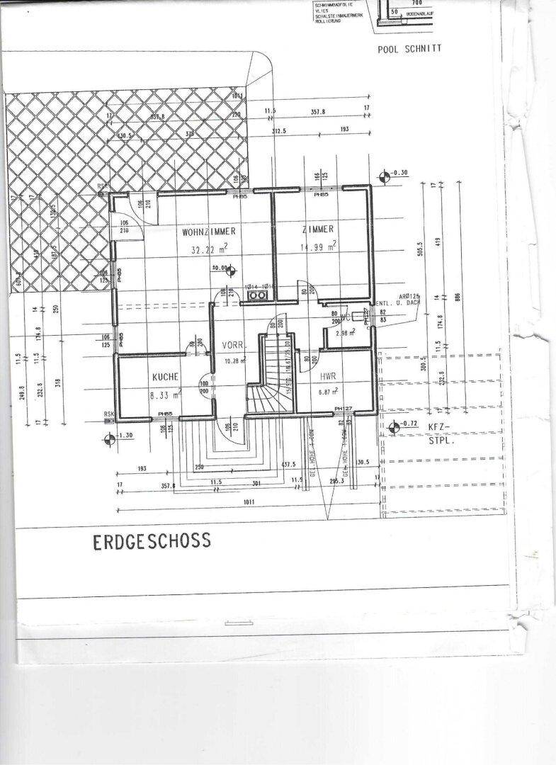 Grundriss des Erdgeschosses mit Wohnzimmer, Küche, Zimmer, Vorraum und WC.