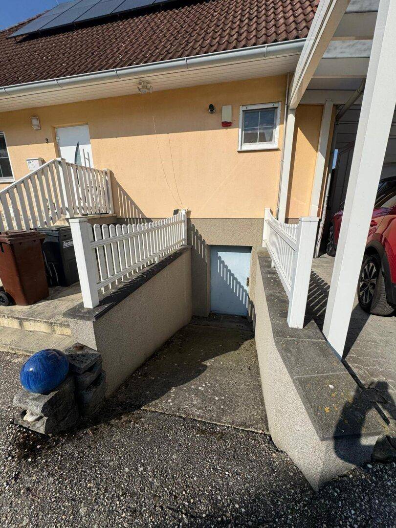 Außentreppe führt zum separaten Eingang des Kellergeschosses des Hauses.