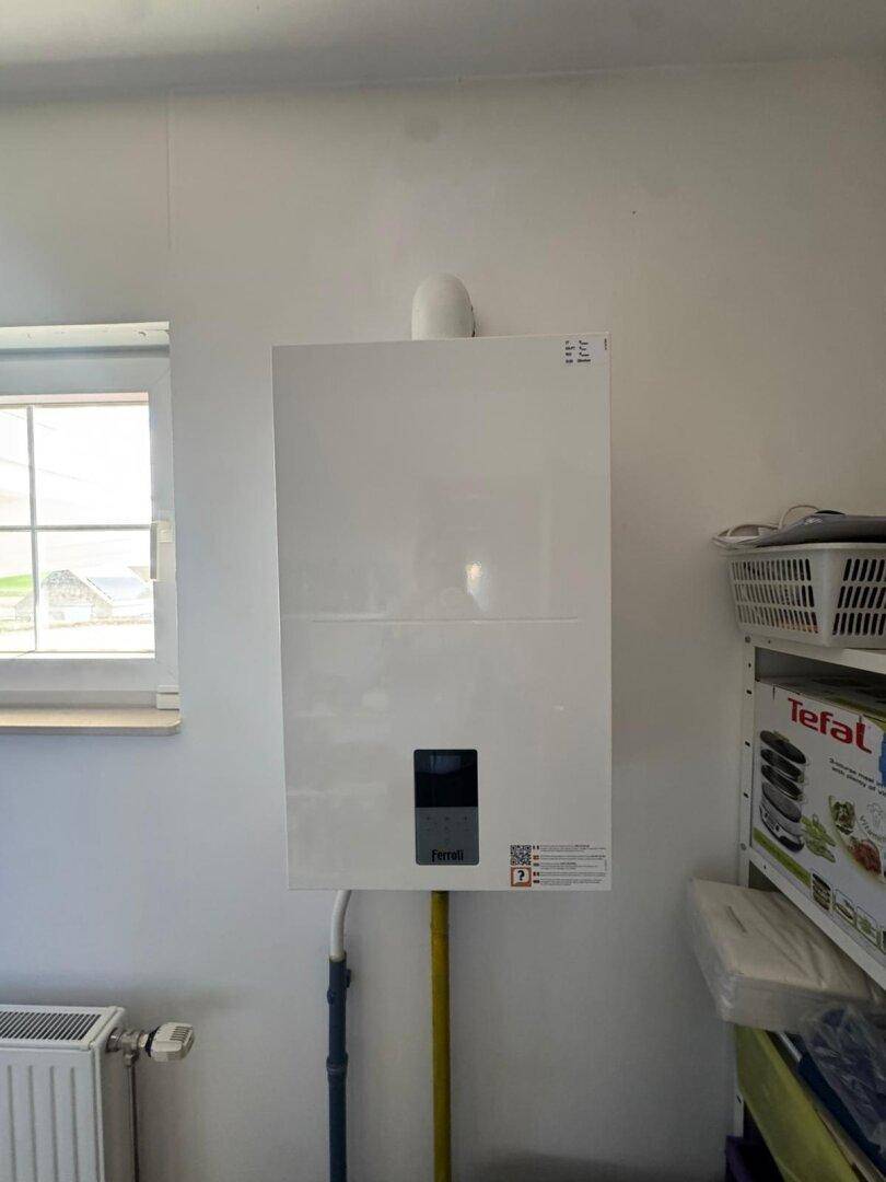 Hauswirtschaftsraum mit Heizungsanlage, Heizkörper und Fenster, für praktische Zwecke genutzt.