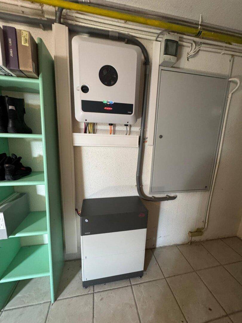 Technikraum mit Solarwechselrichter und Batteriespeicher, für die Energieversorgung des Hauses.