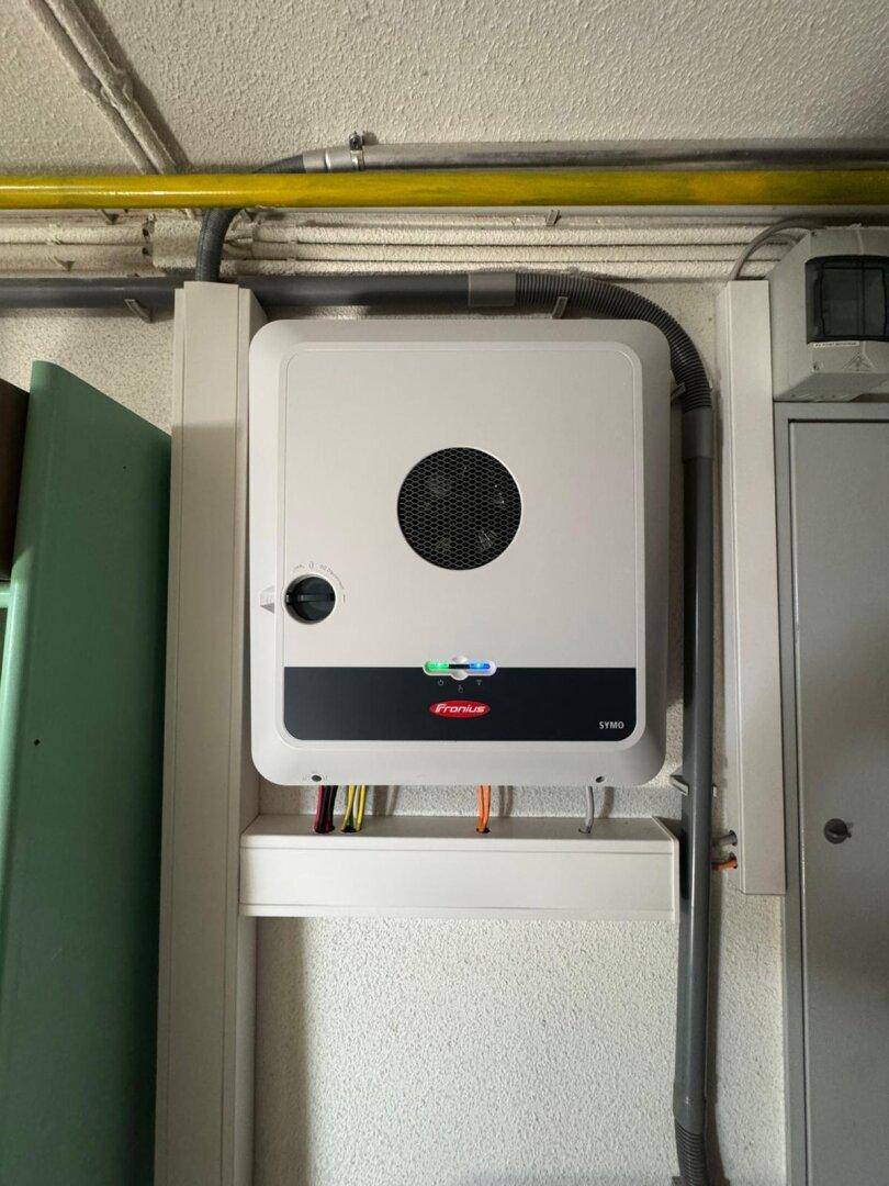 Nahaufnahme des Fronius Symo Solarwechselrichters, der die Solarenergie umwandelt.
