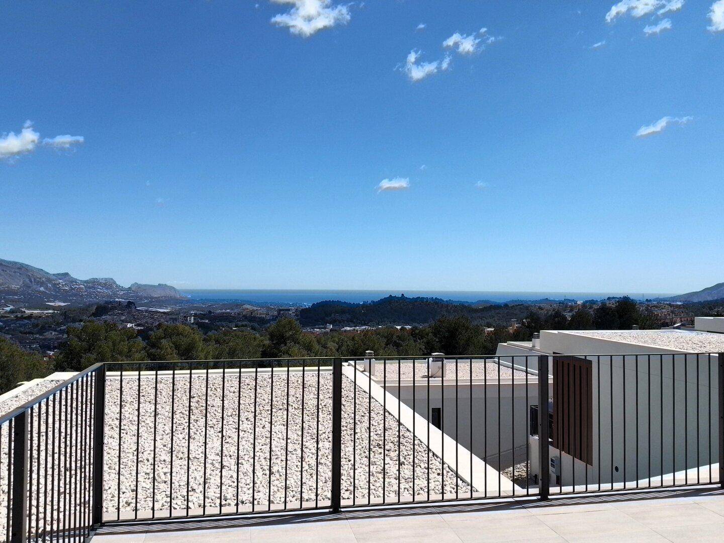 Atemberaubender Ausblick auf das Mittelmeer und die bergige Landschaft von der Dachterrasse.