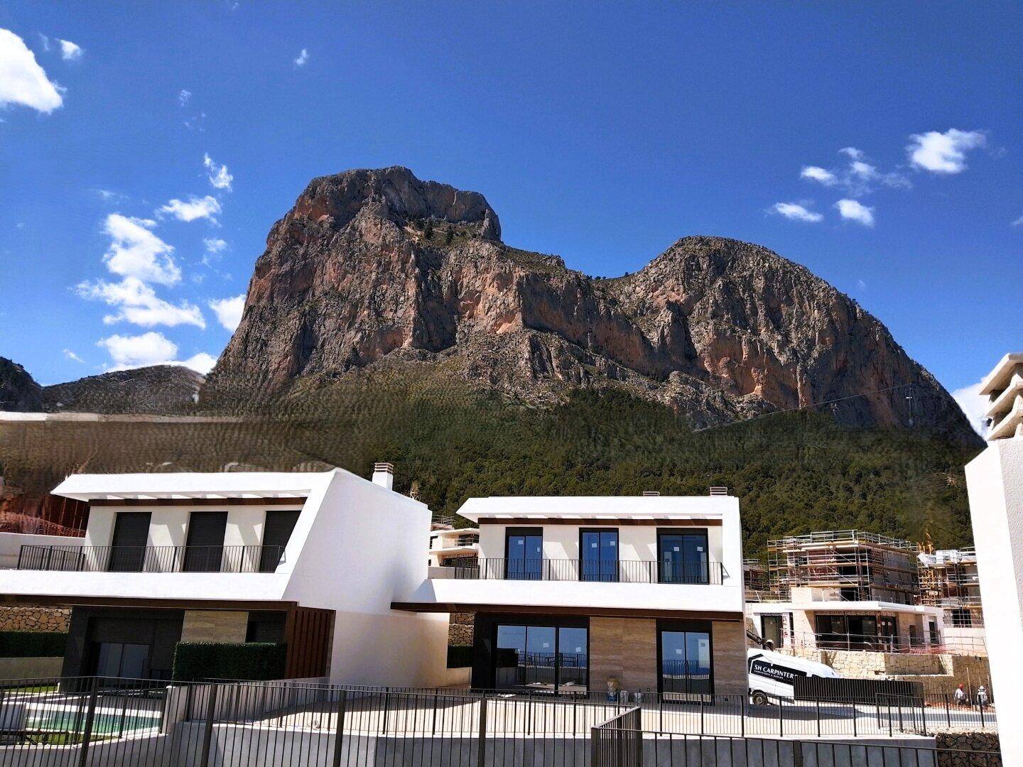 Moderne Häuser in einer Wohnanlage mit beeindruckendem Blick auf die Berge.