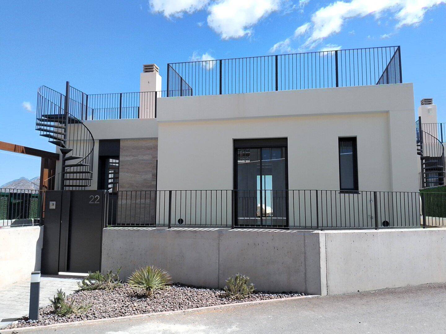 Moderne Hausfassade mit Eingangsbereich, Außentreppe und Dachterrasse.