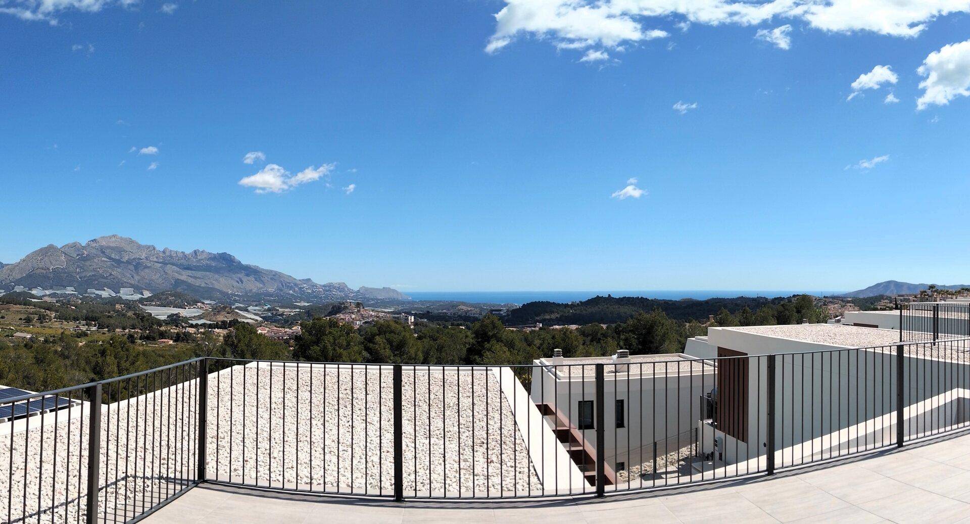 Weitläufiger Panoramablick auf die Berge, das Meer und die umliegende Landschaft von der Dachterrasse.