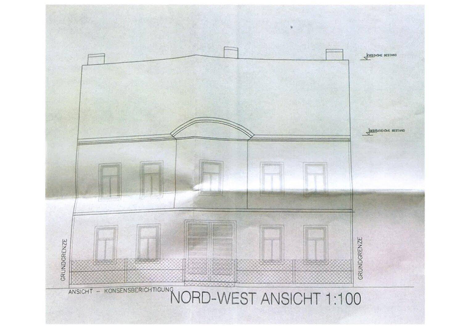 Nord-West Ansicht des Gebäudes mit Fensteranordnung und Balkon, detaillierte Fassadendarstellung.
