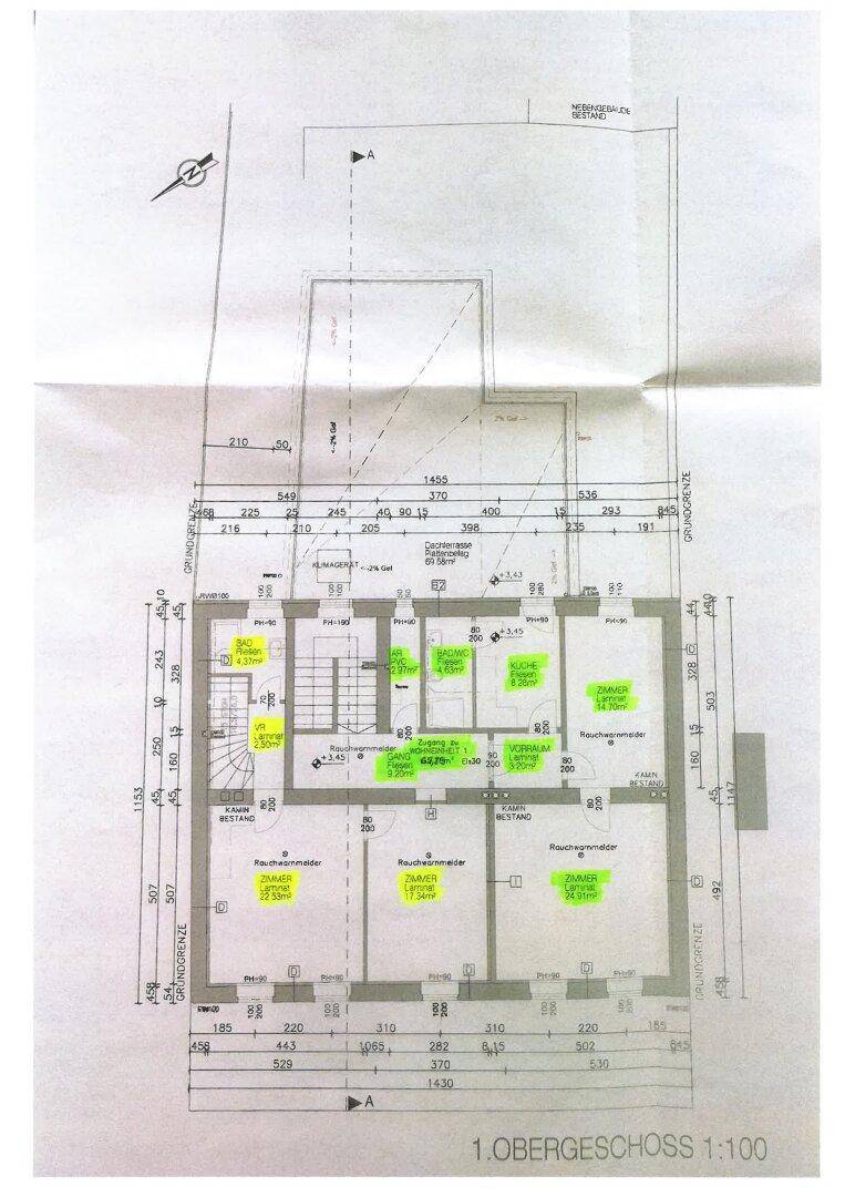 Grundriss des ersten Obergeschosses mit Zimmeraufteilung und Bemaßungen, inklusive Balkonzugang.