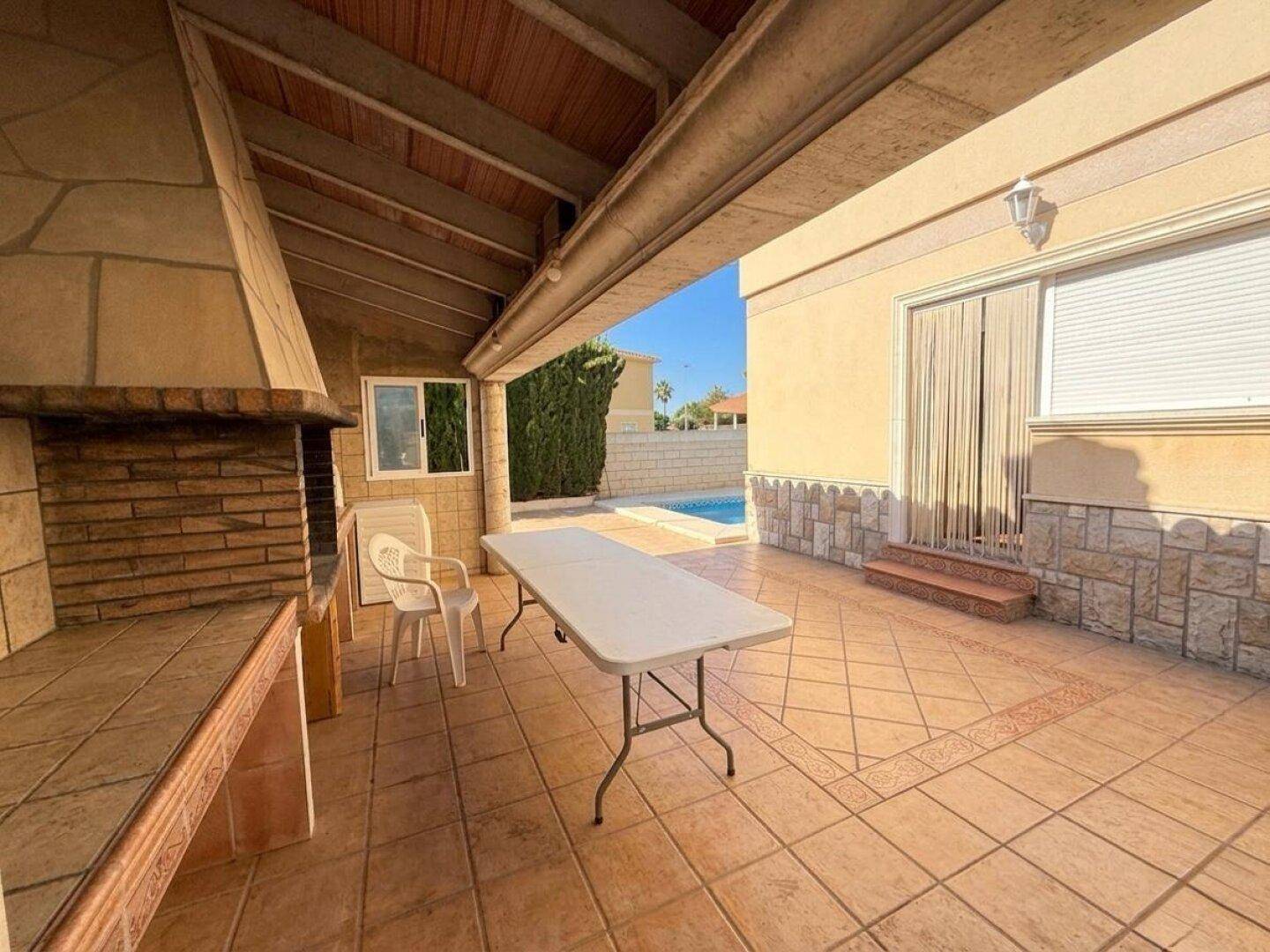 Großer überdachter Außenbereich mit Grillplatz und viel Platz für gesellige Runden.