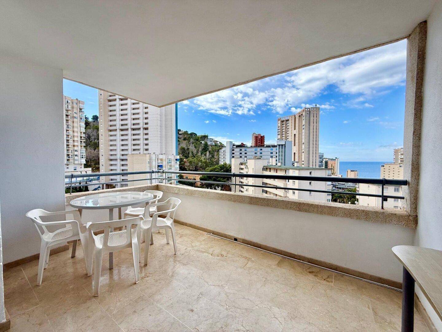 Großer Balkon mit Fliesenboden und Sitzgruppe, ideal für entspannte Stunden mit Meerblick.