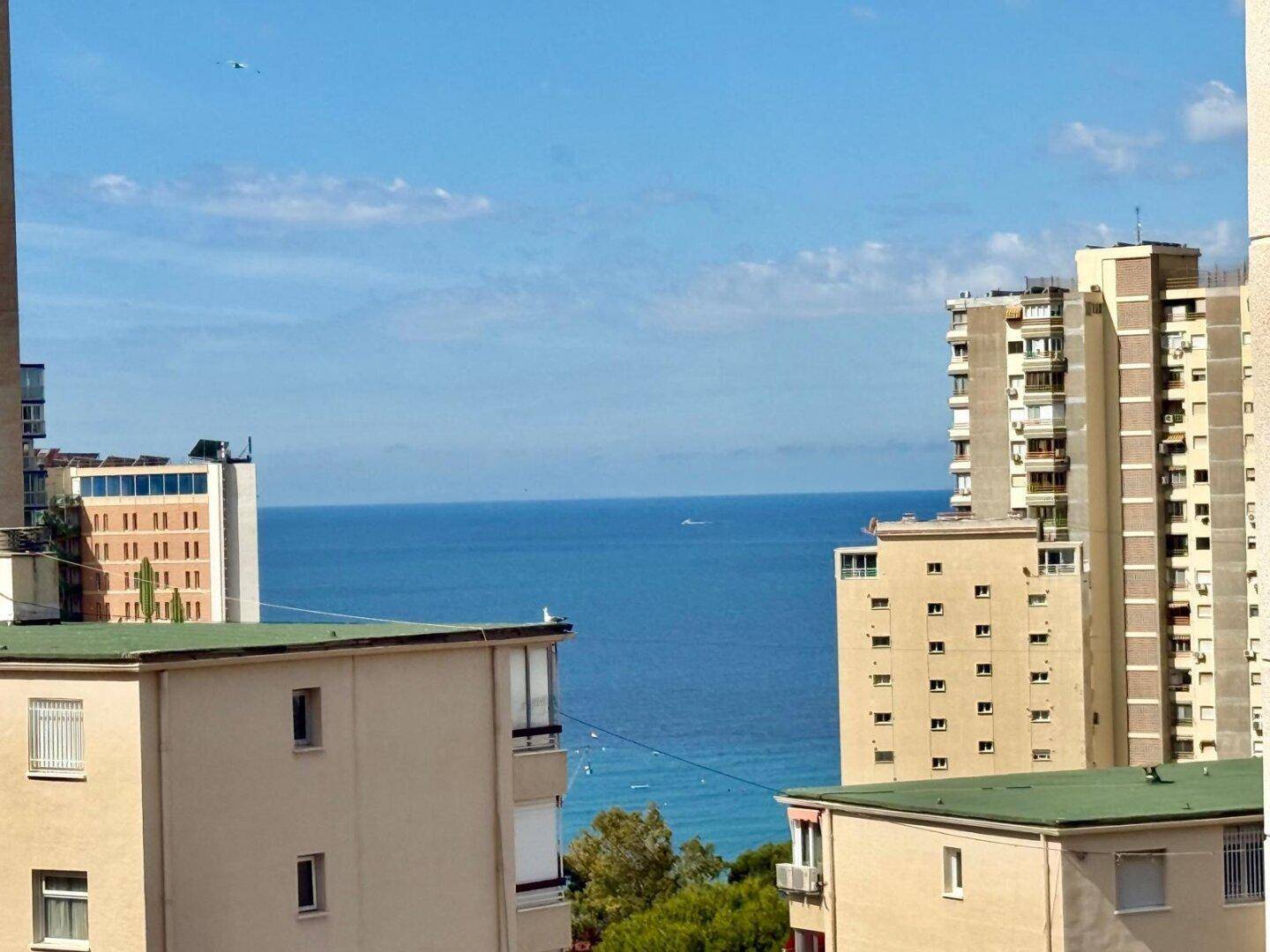 Panoramablick auf das Meer zwischen den umliegenden Gebäuden der Stadt.