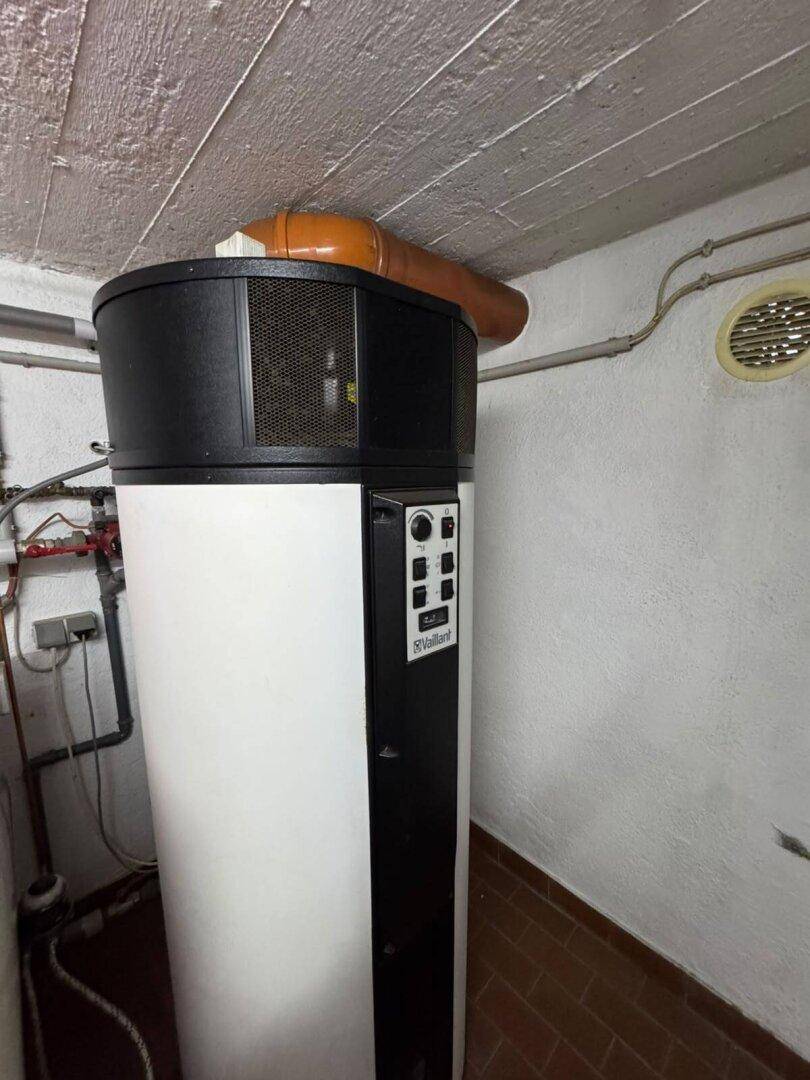 Warmwasserspeicher von Vaillant in einem Technikraum mit Fliesenboden.