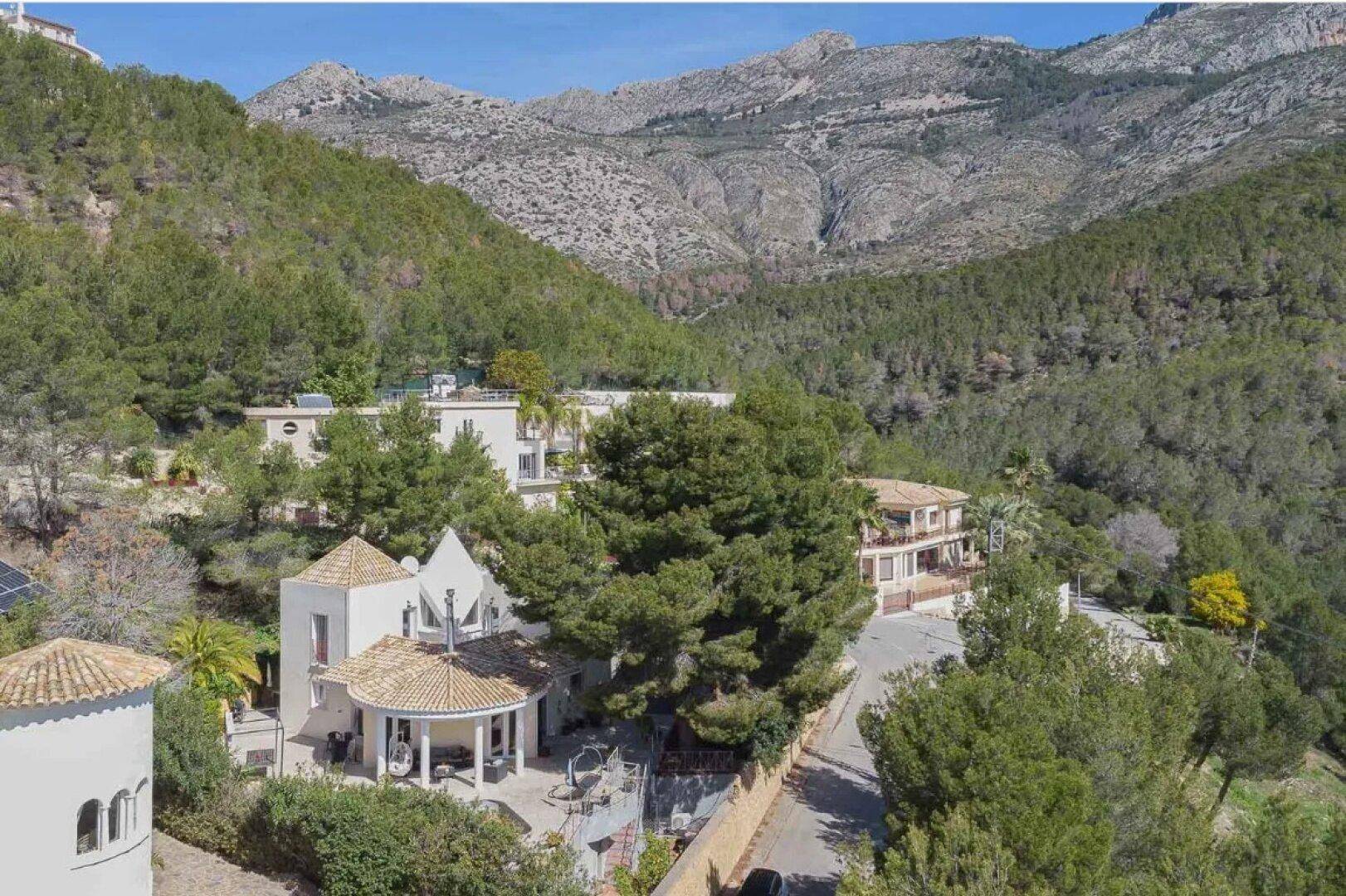 Panoramablick auf die Villa und die umliegende bergige Landschaft mit viel Grün.