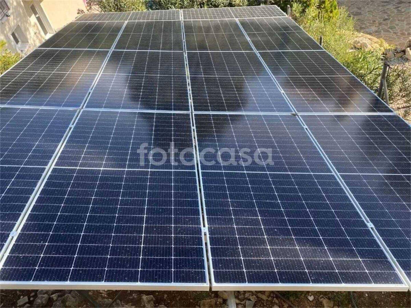 Photovoltaikanlage auf dem Dach zur nachhaltigen Energieerzeugung.