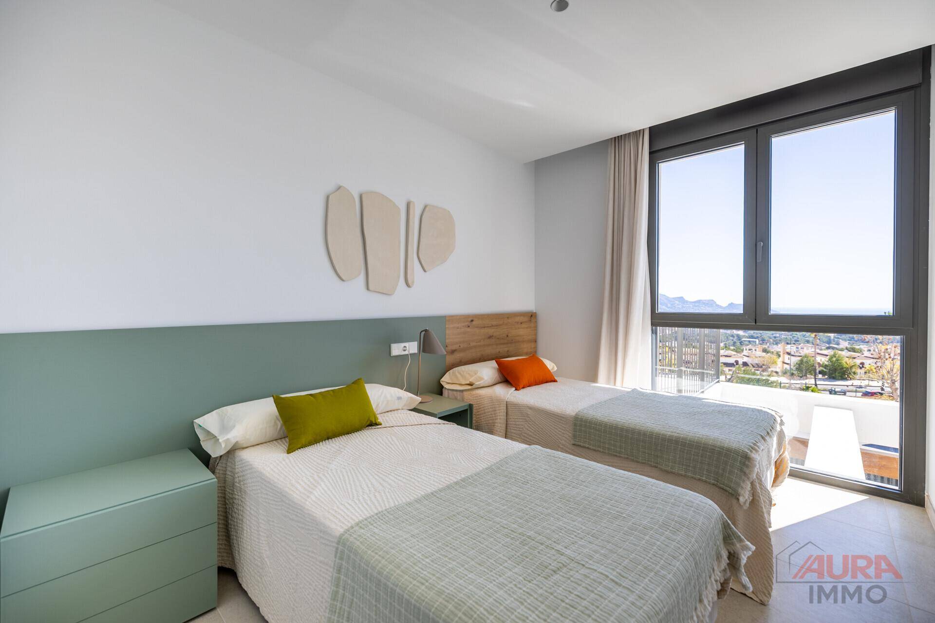 Kinder- oder Gästezimmer mit zwei Einzelbetten und großen Fenstern mit weitem Blick.