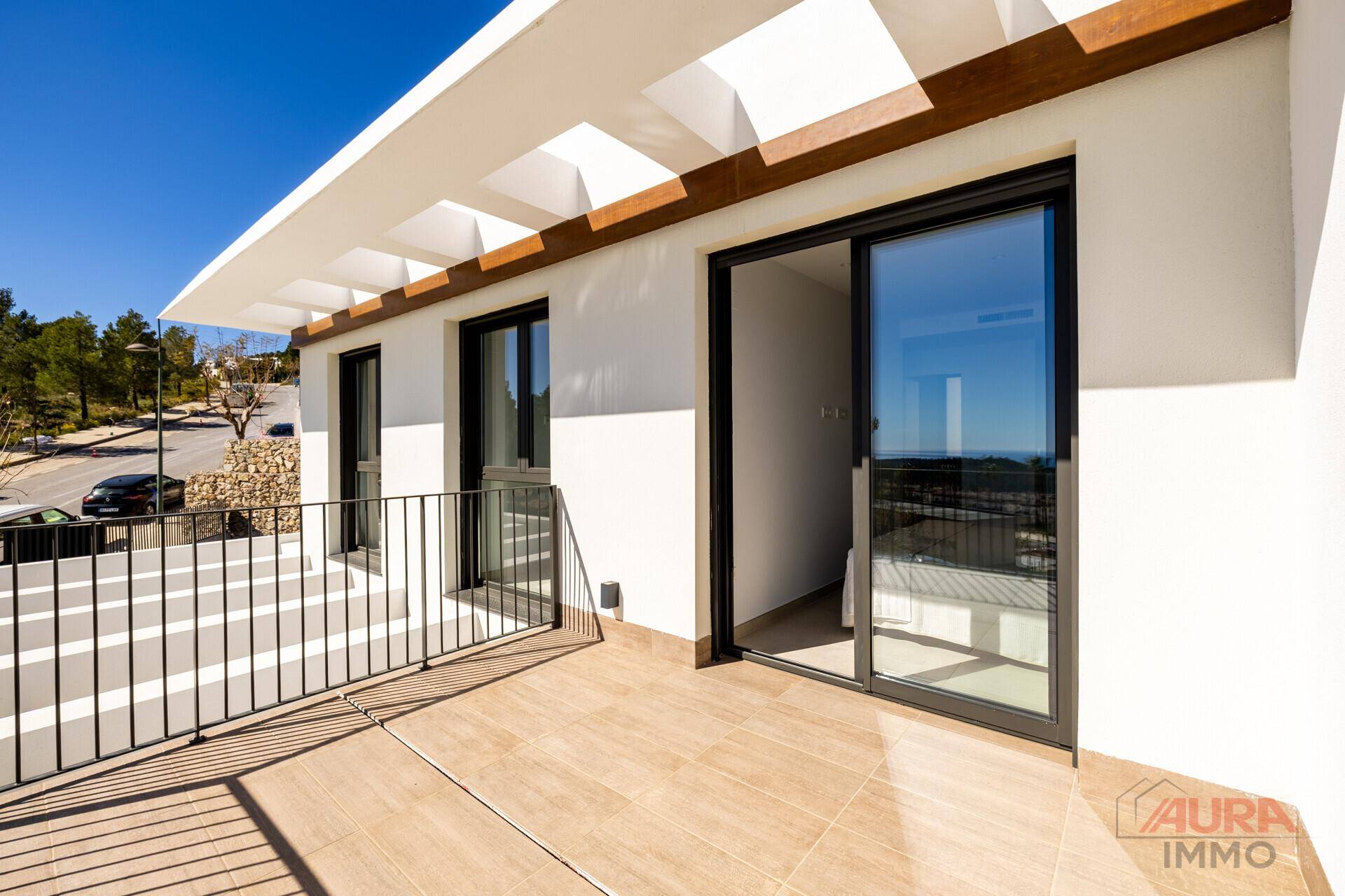 Großer Balkon mit Fliesenboden und Geländer, ideal für entspannte Stunden im Freien.