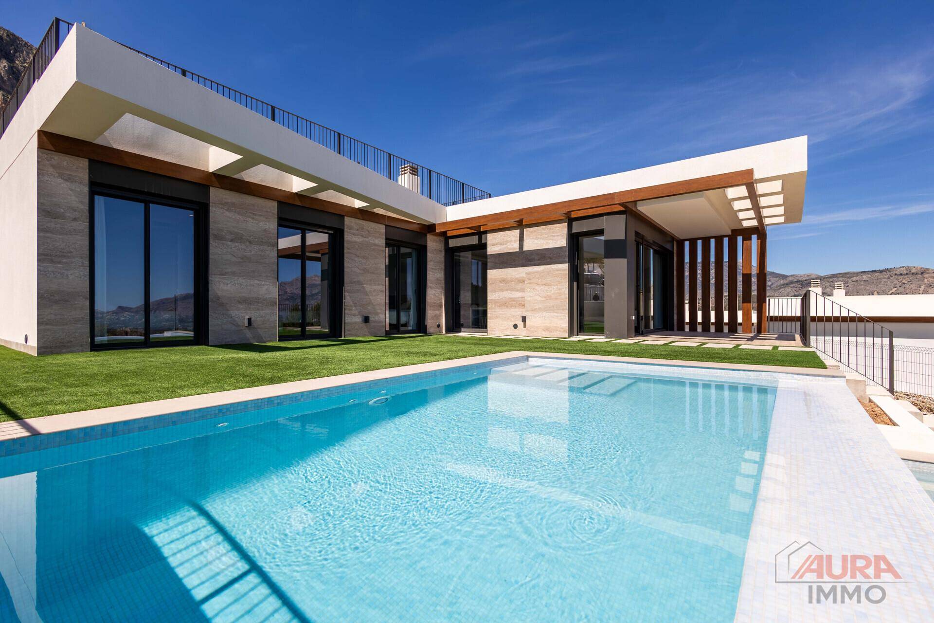 Stilvolle Villa mit privatem Pool, gepflegtem Kunstrasen und moderner Architektur.
