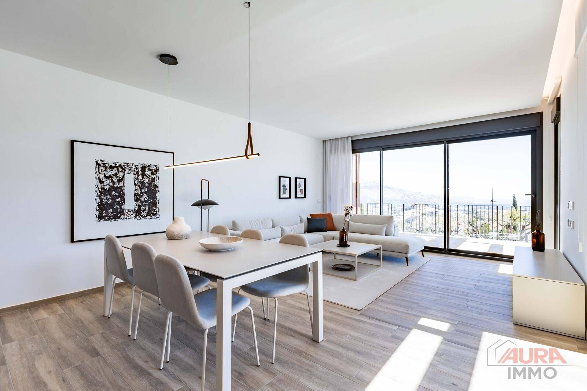 Geräumiger Wohn-Essbereich mit modernem Esstisch und Sofa, sowie weitem Ausblick.