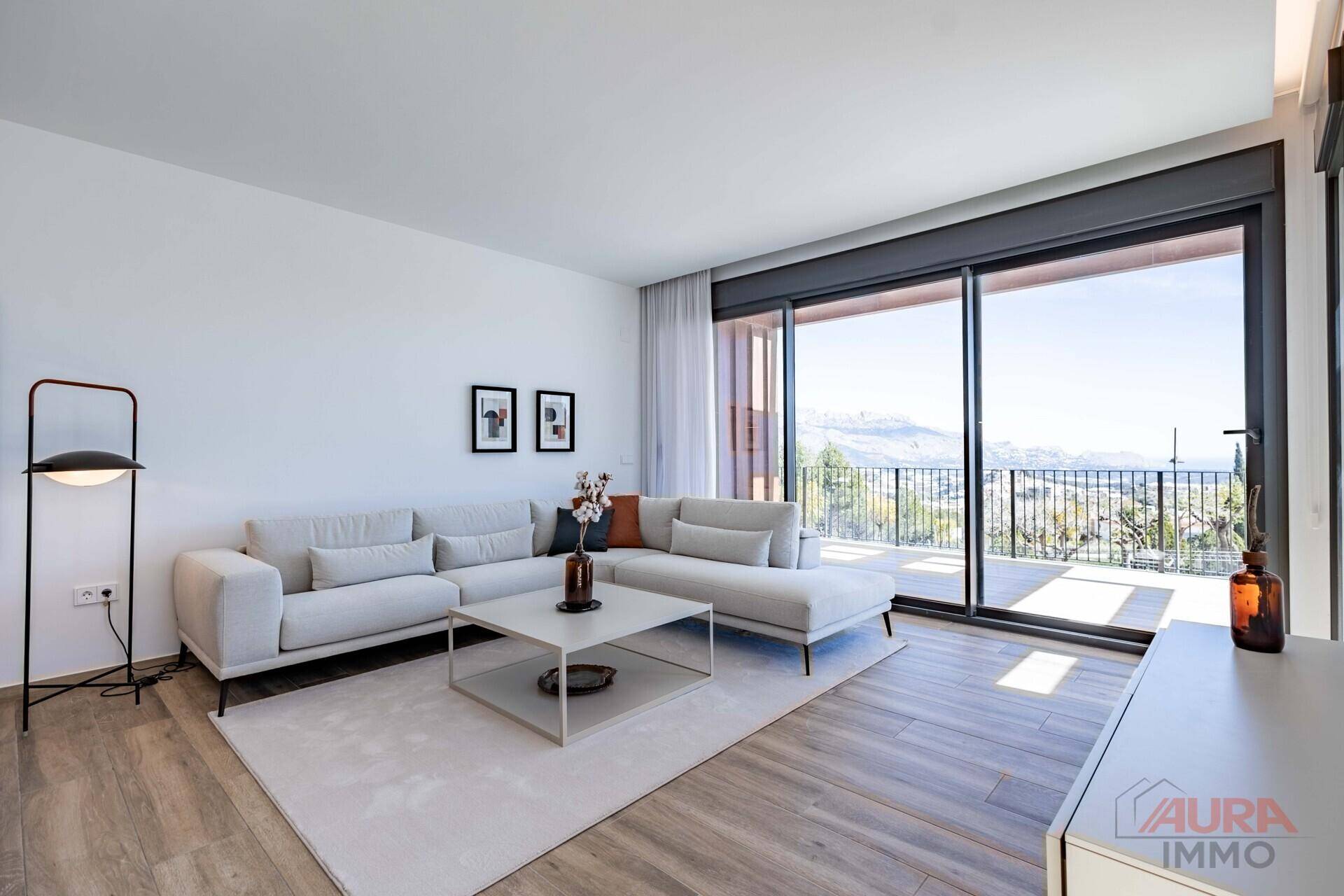 Geräumiger Wohnbereich mit Schiebetüren zum Balkon und Panoramablick auf die Umgebung.