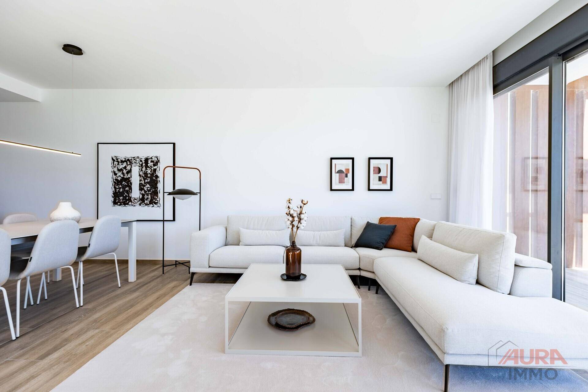 Heller Wohnbereich mit großem Ecksofa, modernem Couchtisch und stilvoller Dekoration.
