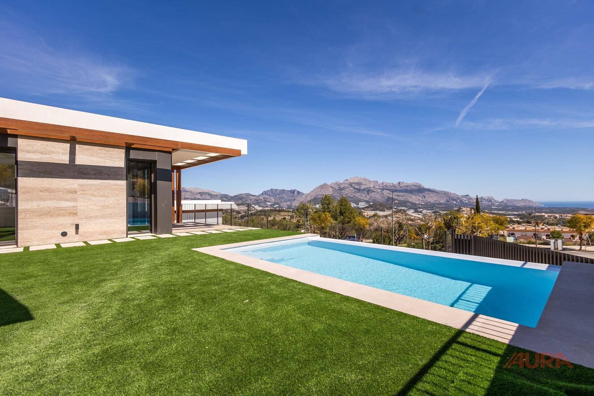 Exklusive Villa mit Pool, Kunstrasen und Panoramablick auf die Berge und das Meer.