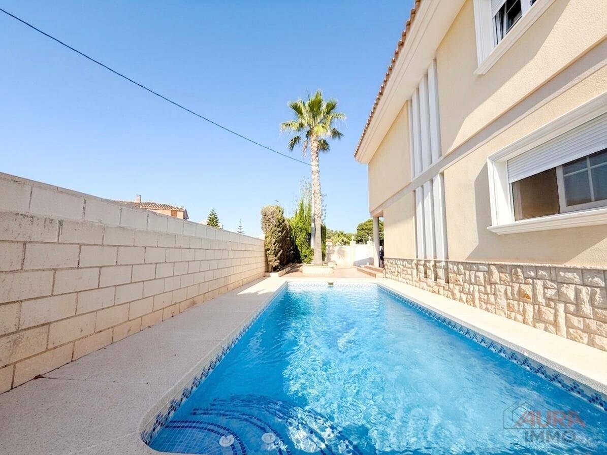 Langer, schmaler Swimmingpool entlang der Hauswand mit Blick auf die Umgebung.