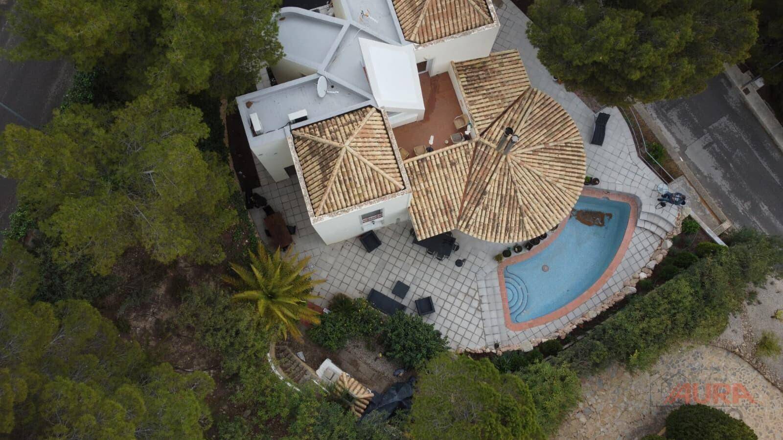 Luftaufnahme der Villa mit Poolbereich, Terrassen und mediterraner Bepflanzung.
