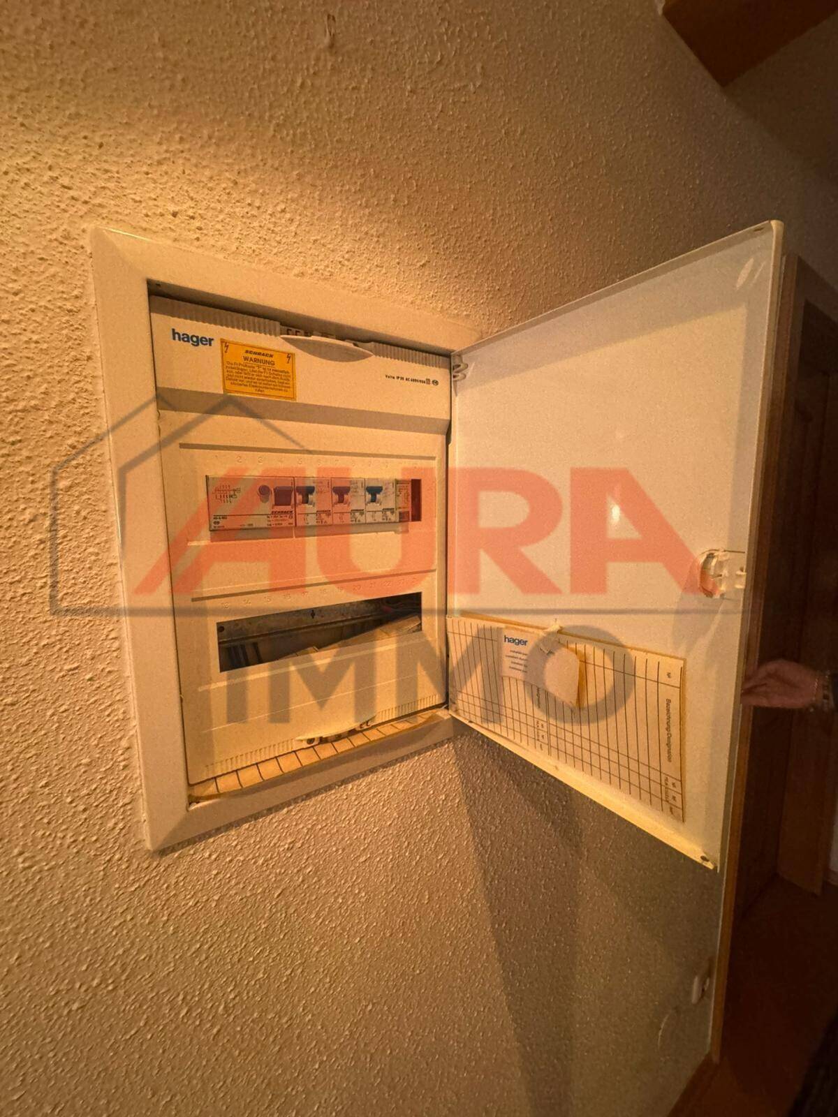 Offener Sicherungskasten mit modernen Schaltern und Beschriftungen, für die elektrische Versorgung.