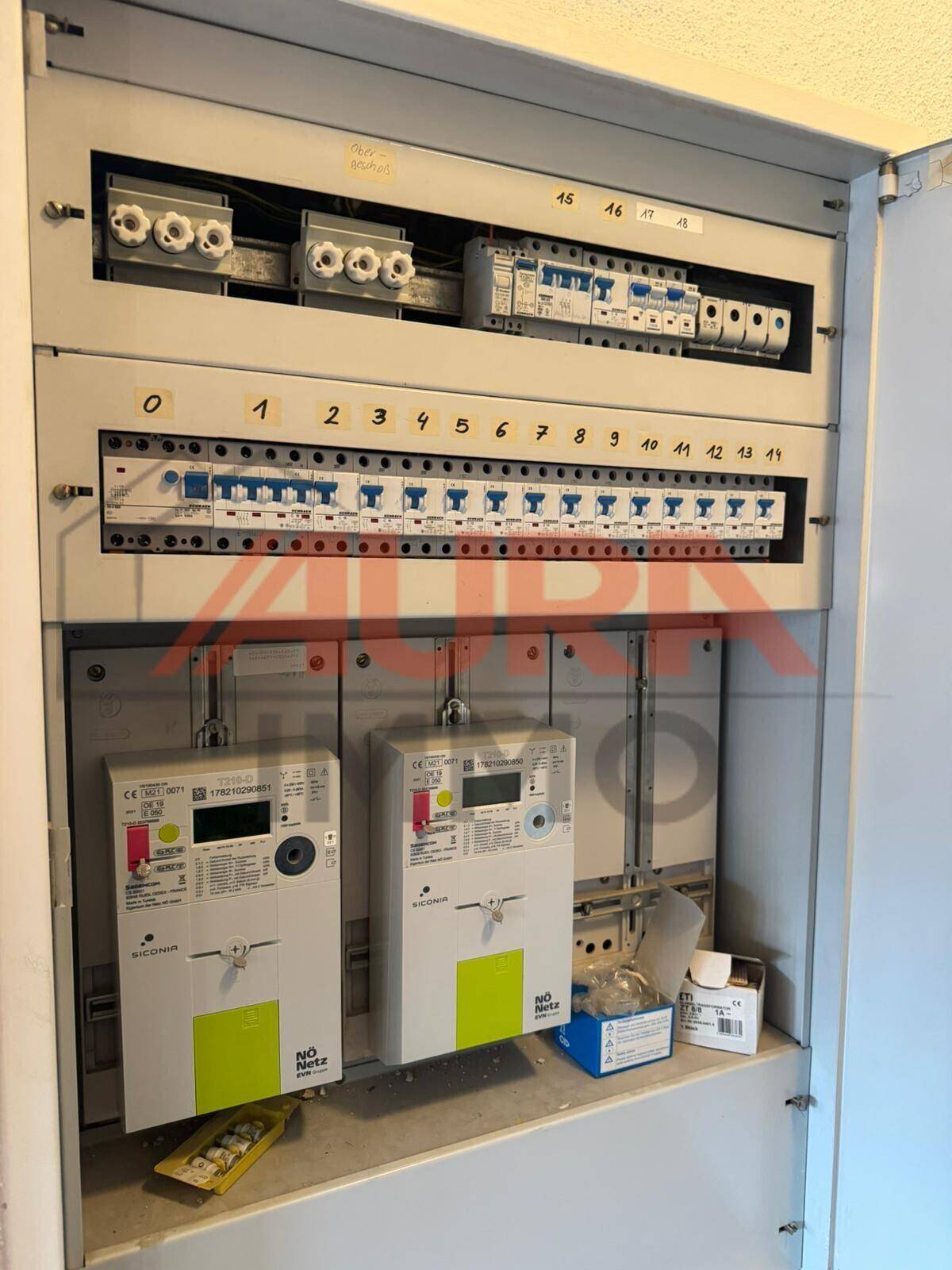 Elektrische Hauptverteilung mit Zählern und Sicherungen, für die Stromversorgung des Hauses.