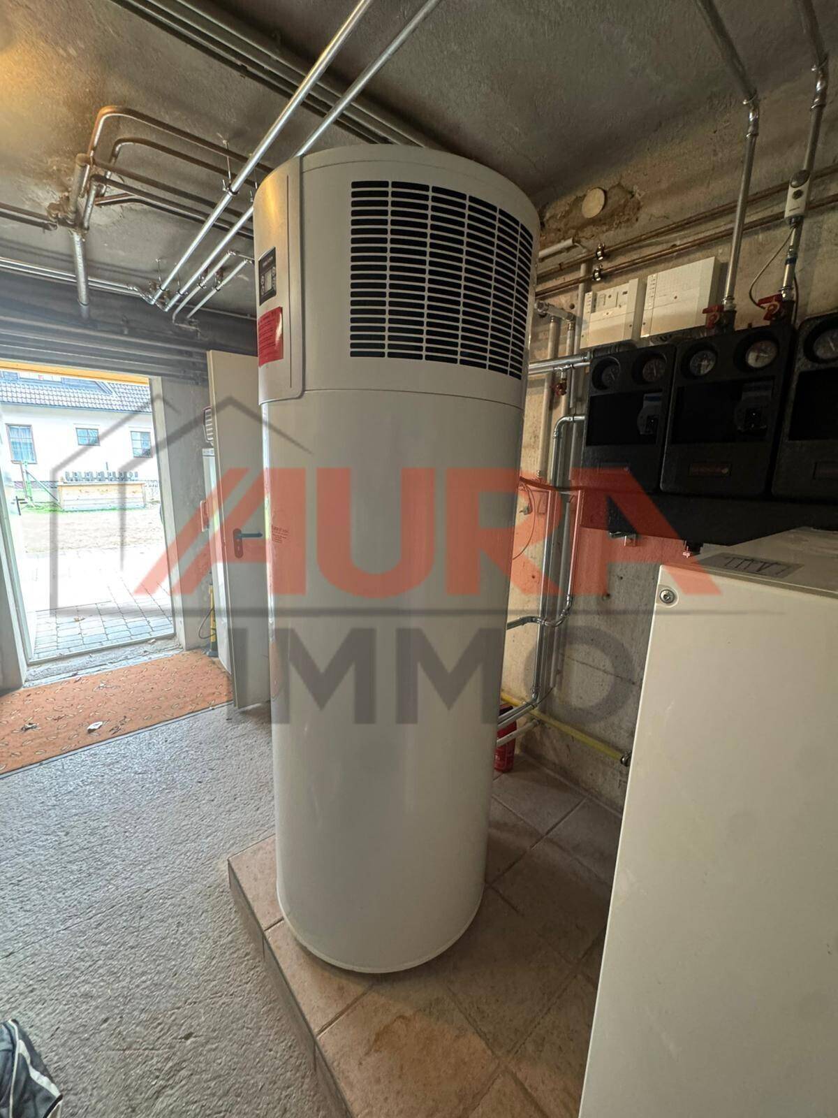 Wärmepumpe im Technikraum mit Zugang nach draußen, für eine umweltfreundliche Heizlösung.