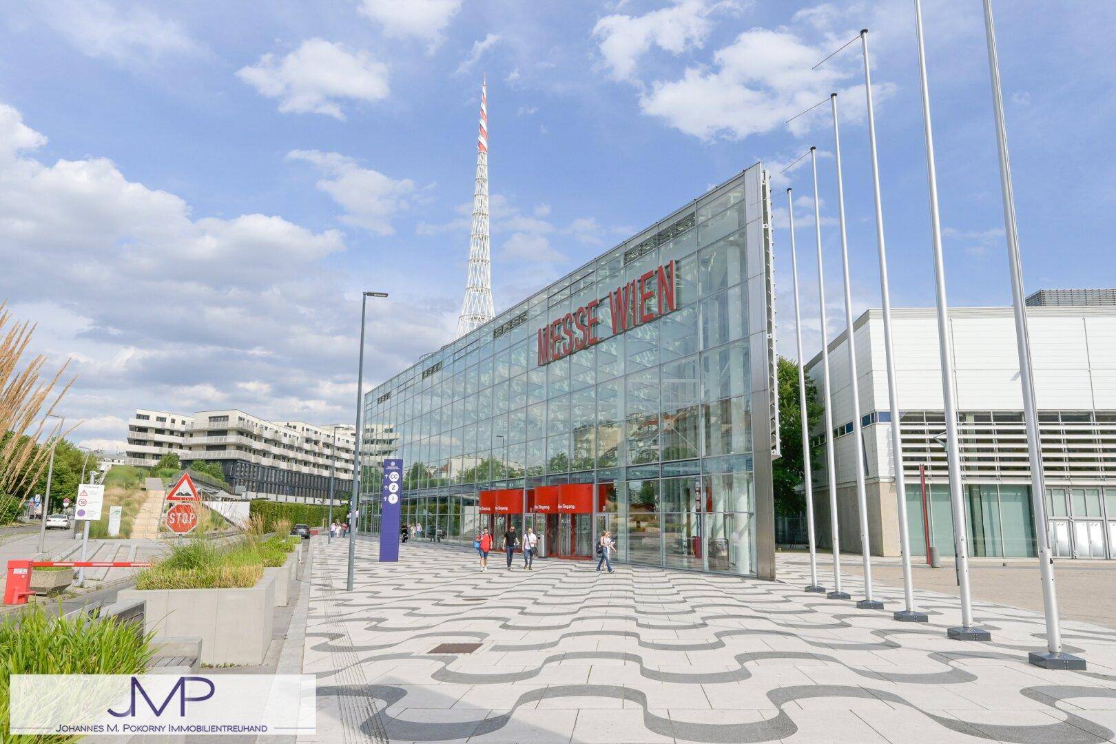 Moderne Messehalle mit beeindruckender Glasfassade und weitem Blick auf den Funkturm.