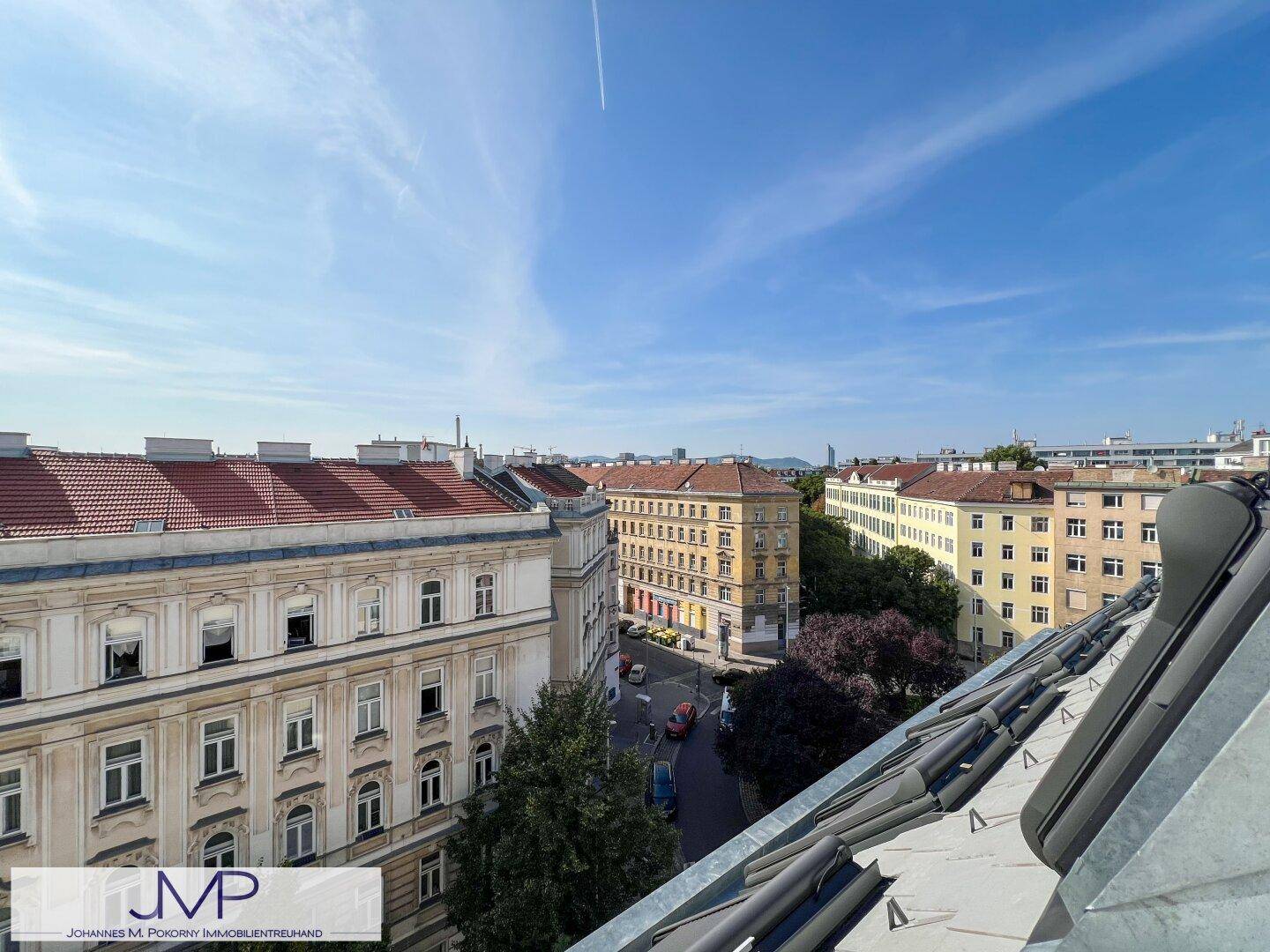 Weitblick über die Stadt mit historischen Gebäuden und klarem Himmel.