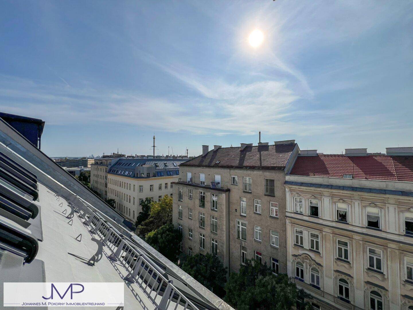Panoramablick über die Dächer der Stadt an einem sonnigen Tag.