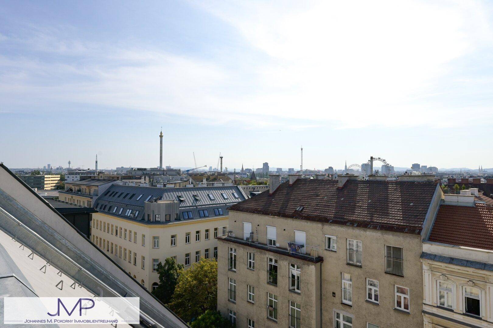 Sonniger Ausblick über die Dächer der Stadt mit historischen Gebäuden.