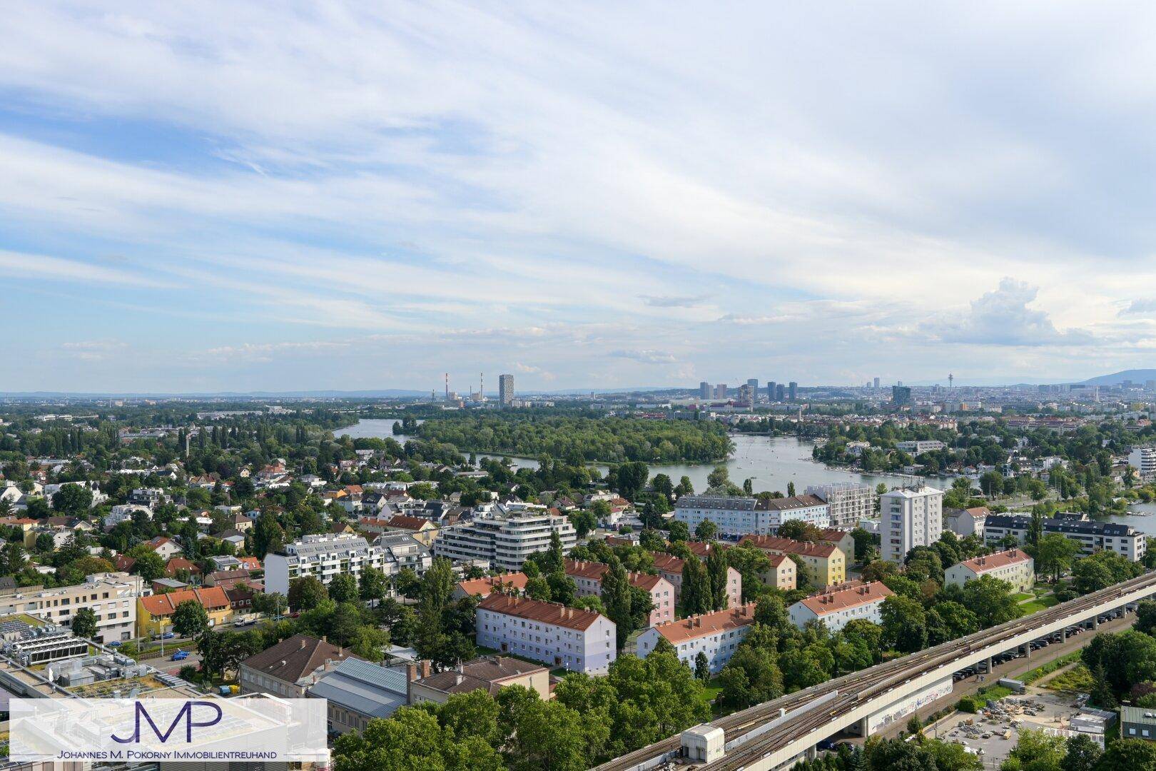 Weitläufiger Panoramablick über die Stadt, den Fluss und die umliegende grüne Landschaft.