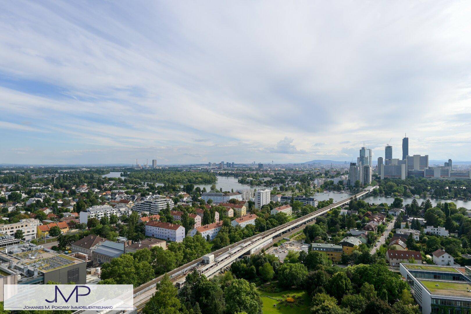 Beeindruckender Panoramablick auf die Stadt, den Fluss und die Infrastruktur mit Zugbrücke.