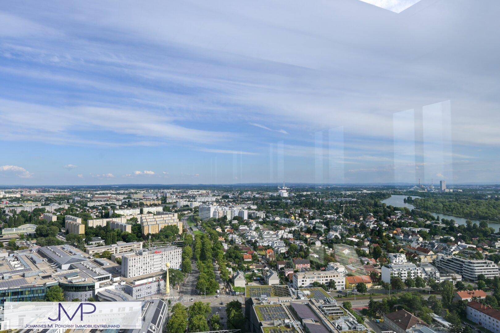 Panoramablick über die Stadtlandschaft mit dem Fluss im Hintergrund und weitem Horizont.
